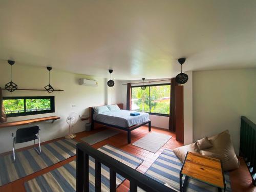 una camera con letto e divano di S&S House a Srithanu Beach