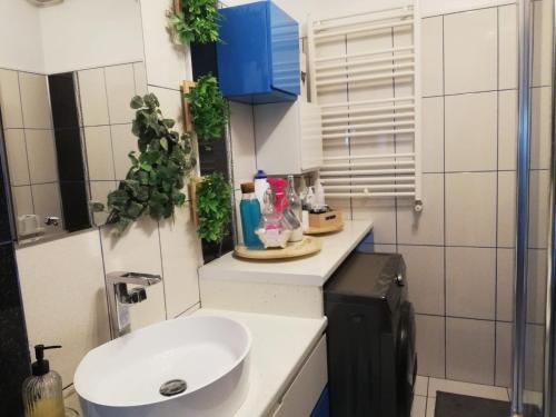 La salle de bains est pourvue d'un lavabo et de toilettes. dans l'établissement Cozy villa, close to the center of Bucharest., à Bragadiru