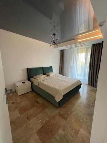 a bedroom with a bed and a ceiling fan at Apartament Astria Olimp in Olimp