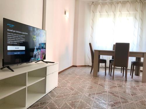 加爾達湖濱的住宿－appartamento Peler，一间带电视和餐桌的客厅