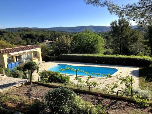 une piscine devant une maison dans l'établissement Maison 8/10 pers au calme absolu, à Draguignan