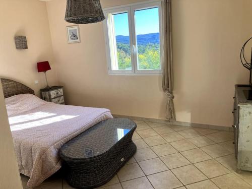 une chambre avec un lit et une fenêtre dans l'établissement Maison 8/10 pers au calme absolu, à Draguignan