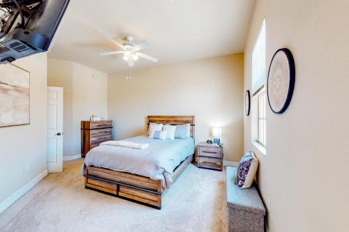 1 dormitorio con 1 cama y ventilador de techo en Coastal Serenity Retreat en Fort Myers