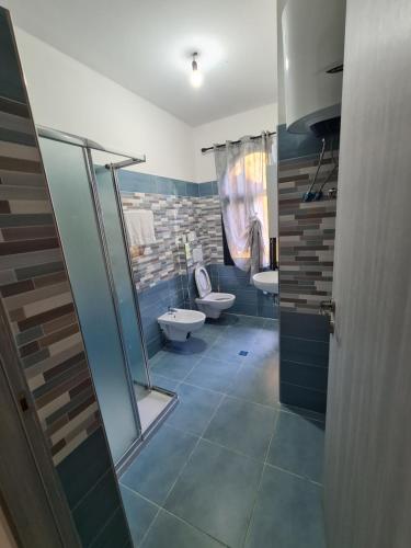een badkamer met 2 wastafels, een toilet en een douche bij Agriturismo Ca Novak Venezia in Spinea