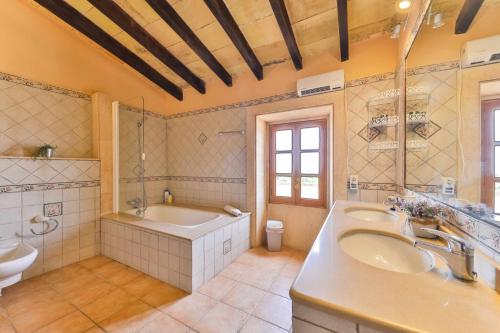 Koupelna v ubytování CAN TROBAT - Gran Villa Mallorquina con piscina