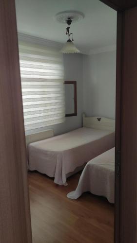 a bedroom with two beds and a window at Dağ ve Denizi Bir arada yaşatan tatil evi in Akcaabat