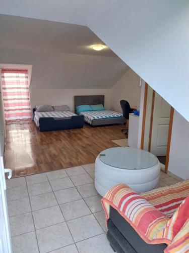 una sala de estar con una habitación con 2 camas en Apartmani Zelenika en Herceg-Novi