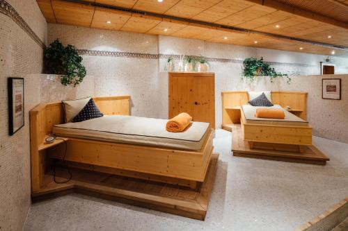 two beds in a room with at Huber Hotel Tramserhof in Landeck