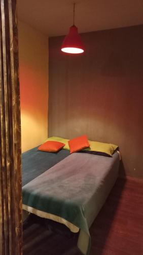 1 dormitorio con 2 camas y lámpara. en City Center Suit, en Ereván