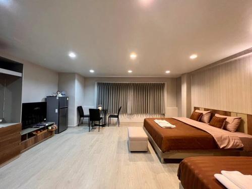 a hotel room with a bed and a television at Maruay Living Apartment 501 (Khaosan/Chinatown/Samyot MRT) in Bangkok