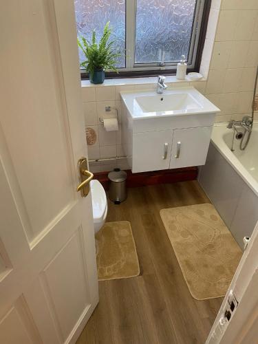 łazienka z umywalką, toaletą i oknem w obiekcie 2 Bedroom Flat Available To Let w mieście Abbey Wood