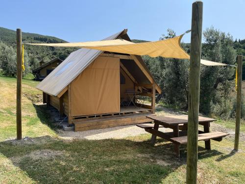tenda e tavolo da picnic in un campo di Glamping Tuscany - Podere Cortesi a Santa Luce
