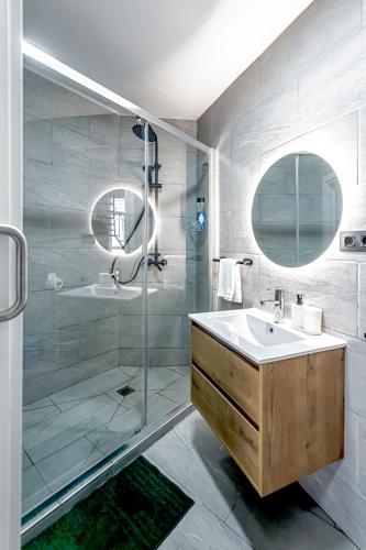 a bathroom with a shower and a sink and a mirror at Luminoso cerca 4 Caminos- Apartamento REINA VICTORIA in Madrid