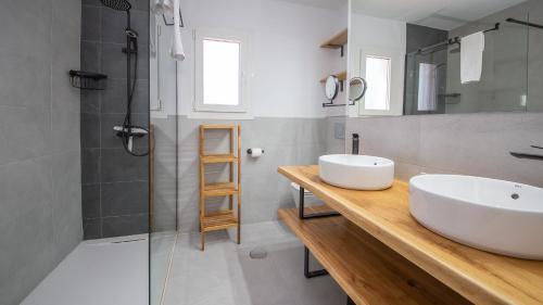 a bathroom with a sink and a shower at Jardines de la Duquesa 26 in Manilva