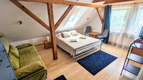 een slaapkamer met een bed en 2 stoelen in een kamer bij Hubertus Rewal in Rewal