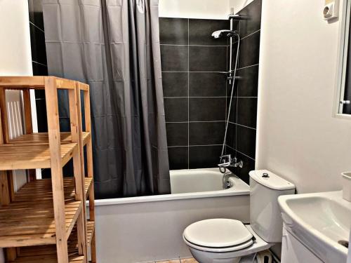 une salle de bain avec toilettes, douche et lavabo dans l'établissement The Garden YourHostHelper, à Villejuif