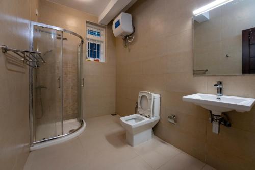 y baño con aseo y lavamanos. en Glowing Crescent en Rajagiriya