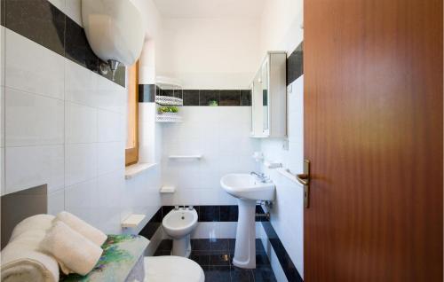 A bathroom at Cozy Home In Nicotera Marina With Kitchen