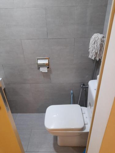 吉隆坡的住宿－Arte Mont Kiara Pool View，浴室配有白色卫生间和盥洗盆。