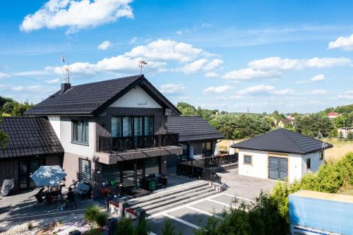 eine Luftansicht eines Hauses mit Dach in der Unterkunft Willa Pod Zamczyskiem in Podzamcze