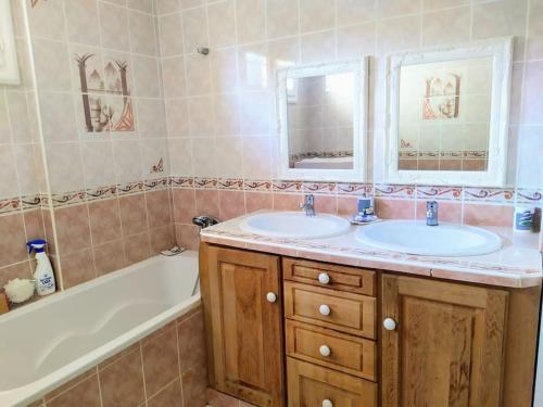 une salle de bain avec deux lavabos et une baignoire dans l'établissement maison piscine privée Robion Luberon idéal famille, à Robion