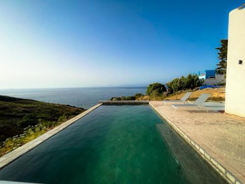 المسبح في Très belle villa avec piscine et vue incroyable sur mediterannée (DAR NAIM) أو بالجوار