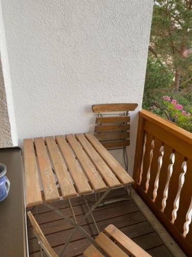 a wooden bench sitting on top of a balcony at Ferienwohnung „Am Bankzeitweg“ in Saalfeld