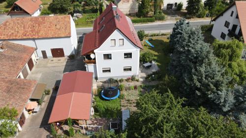 una vista aérea de una casa blanca con techo rojo en Ferienwohnung am Olbasee en Malschwitz