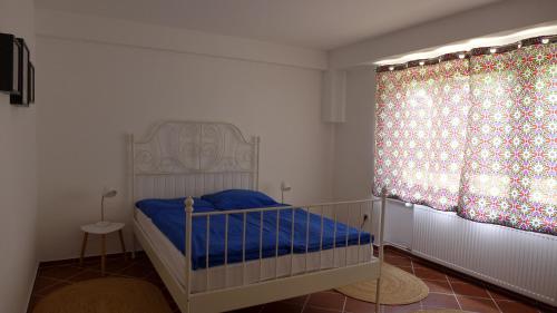 a small bedroom with a bed and a window at Gemütliches Zimmer mit Doppelbett und Tischtennisraum in Tuchenbach