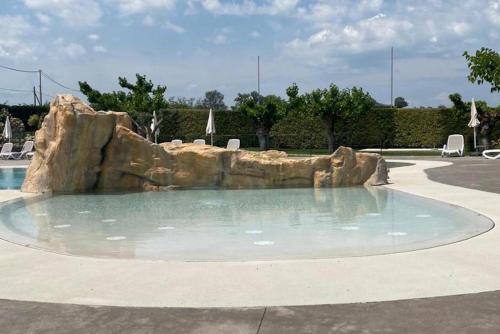 una piscina con un tobogán de agua en un parque en Agriturismo e Agricamping Le Nosare, en Valeggio sul Mincio