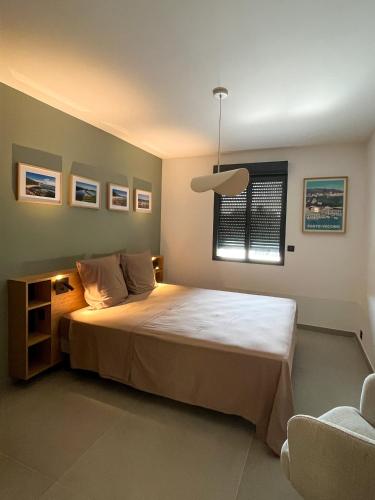 ein Schlafzimmer mit einem großen Bett und einem Fenster in der Unterkunft Solenzara Cocoon in Kamiesch