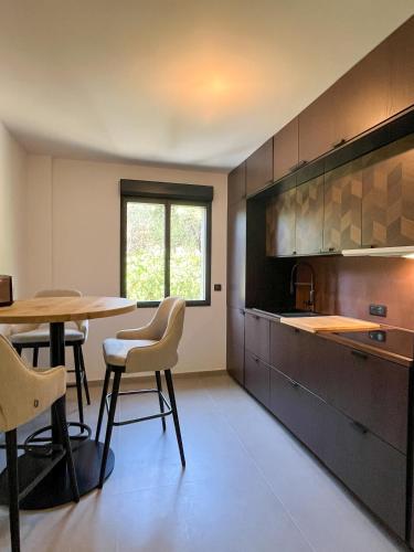 eine Küche mit einem Tisch und Stühlen im Zimmer in der Unterkunft Solenzara Cocoon in Kamiesch