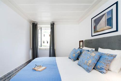 um quarto com uma cama com um livro em CHARMING 2 BEDROOM APARTMENT AVENIDA DA LIBERDADE em Lisboa