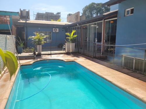 una piscina nel cortile di una casa di Casa Botánico Posadas a Posadas