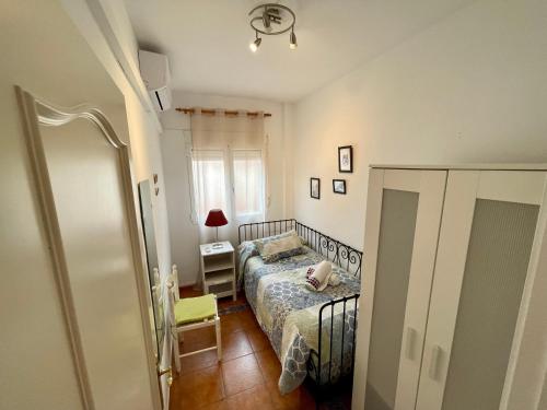 - une petite chambre avec un lit et une fenêtre dans l'établissement APARTAMENTO TURÍSTICO VILLANUEVA DE LOS INFANTES, à Villanueva de los Infantes