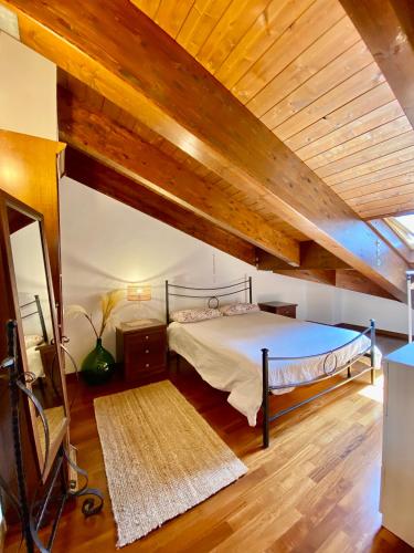 a bedroom with a bed and a wooden ceiling at Duplex nuovo e grazioso in Capracotta