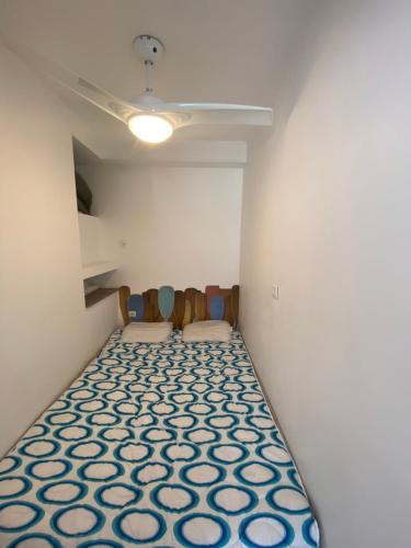 Cette chambre comprend un lit et des chaises. dans l'établissement Studio 1 ère ligne Port Camargue, au Grau-du-Roi