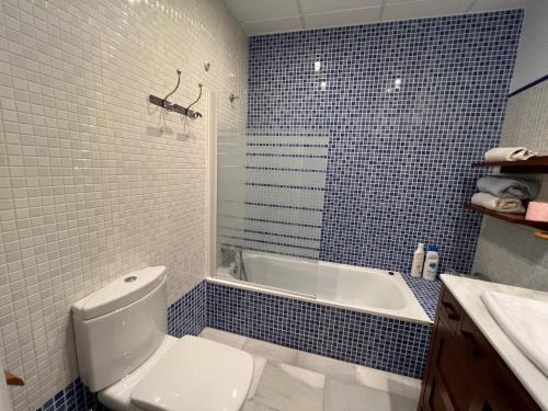 y baño con aseo, bañera y lavamanos. en APARTMENT PALACIO DE LOS VIBORA, en Lucena