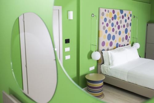 a mirror in a room with a bed and a bed sqor at Diamante MHotel in Collegno