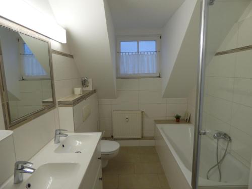 een badkamer met een wastafel, een toilet en een douche bij Ferienwohnung "Parkresidenz Concordia" - Wohnung 9 in Ostseebad Sellin