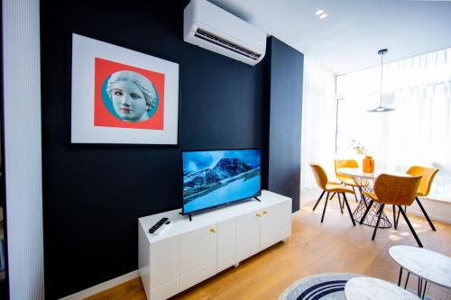 uma sala de estar com televisão num armário branco em Prestige Studio at Komuna e Parisit em Tirana