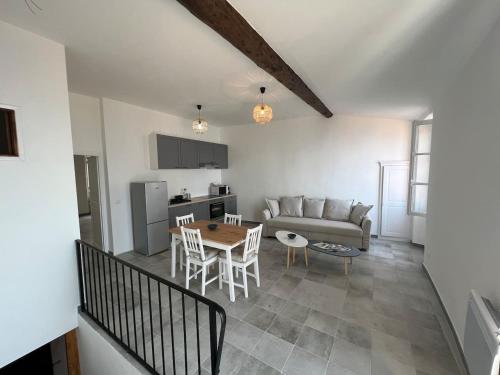 un salon avec une table et un canapé dans l'établissement Au cœur du village , vue mer, à Roquebrune-Cap-Martin