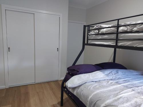 Maruve Guesthouse 12 min from Melb airportにあるベッド