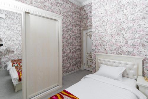 Letto o letti in una camera di CRYSTAL GUEST HOUSE