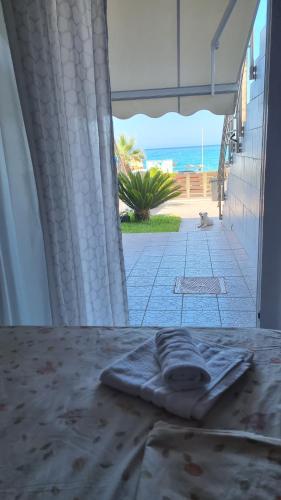 een handdoek op een tafel met uitzicht op de oceaan bij Ionian Dream Home in Vráchos