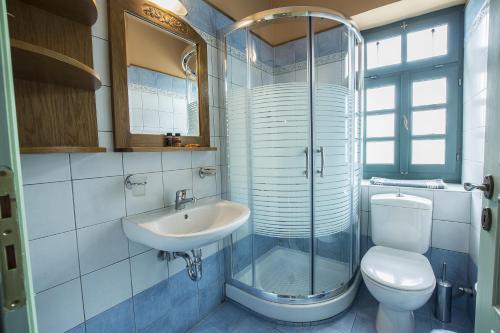 ディロフォにあるGaia Guesthouseのバスルーム(シャワー、洗面台、トイレ付)