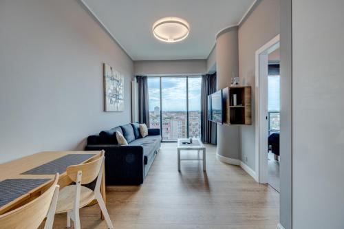 HANZA TOWER swimming pool & spa high floor with balcony!