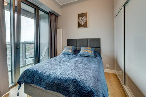 Katil atau katil-katil dalam bilik di HANZA TOWER swimming pool & spa high floor with balcony!