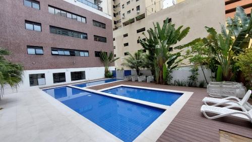 a swimming pool in the middle of a building at Capitânia Varam in Guarujá