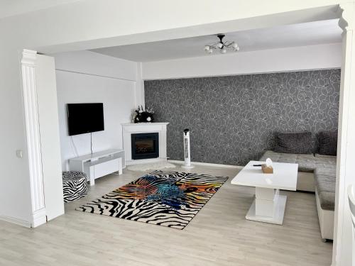 ein weißes Wohnzimmer mit einem Zebra-Teppich in der Unterkunft Panoramic M&M apartment in Suceava